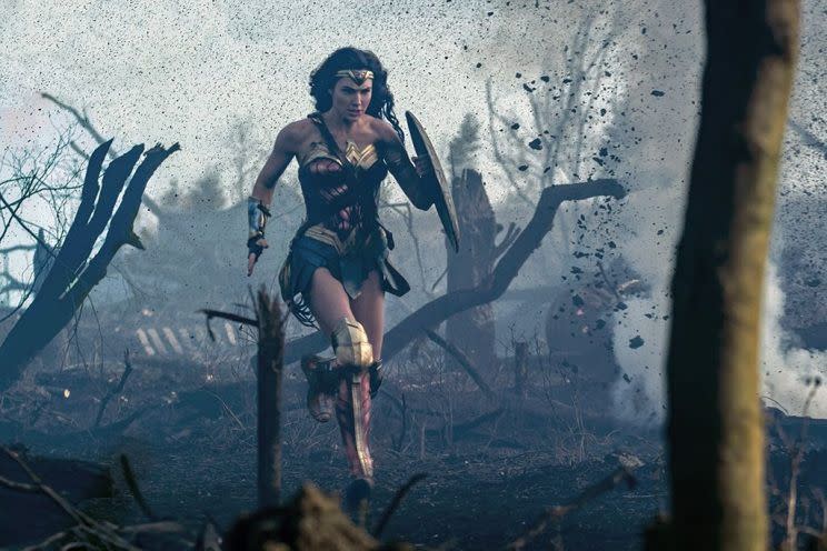 Wonder Woman rennt im Niemandsland durch die Schützengräben. (Bild: Warner Bros.)