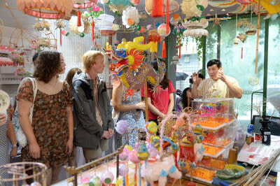 Gu Yeliang, a representative inheritor of the national intangible cultural heritage of Qinhuai festive lanterns, talks with visiting American youth in Nanjing, Jiangsu Province, on June 29 (COURTESY PHOTO)