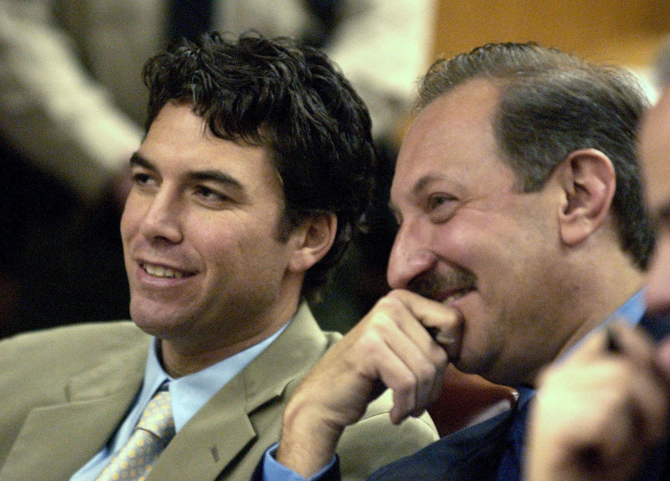 Geragos having a chuckle with client Scott Peterson during Peterson’s 2003 murder trial. (Photo: Al Golub-Pool/Getty Images)