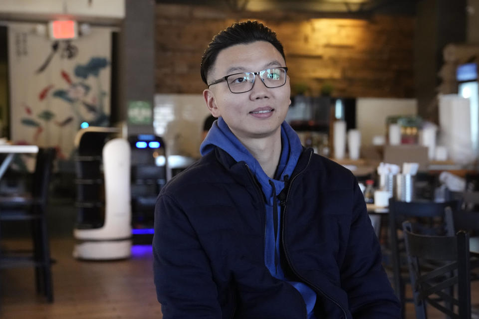 Li Zhai del restaurante Noodle Topia responde en una entrevista, 20 de marzo de 2023 en Madison Heights, Michigan. Zhai tenía problemas para conseguir personal, de modo que compró un robot y luego dos más. (AP Foto/Carlos Osorio)