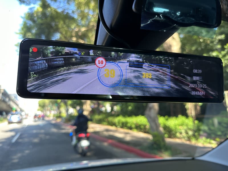 搭配GPS天線真人語音測速區間警示，畫面上直接秀出速度、距離資訊給駕駛者參考。