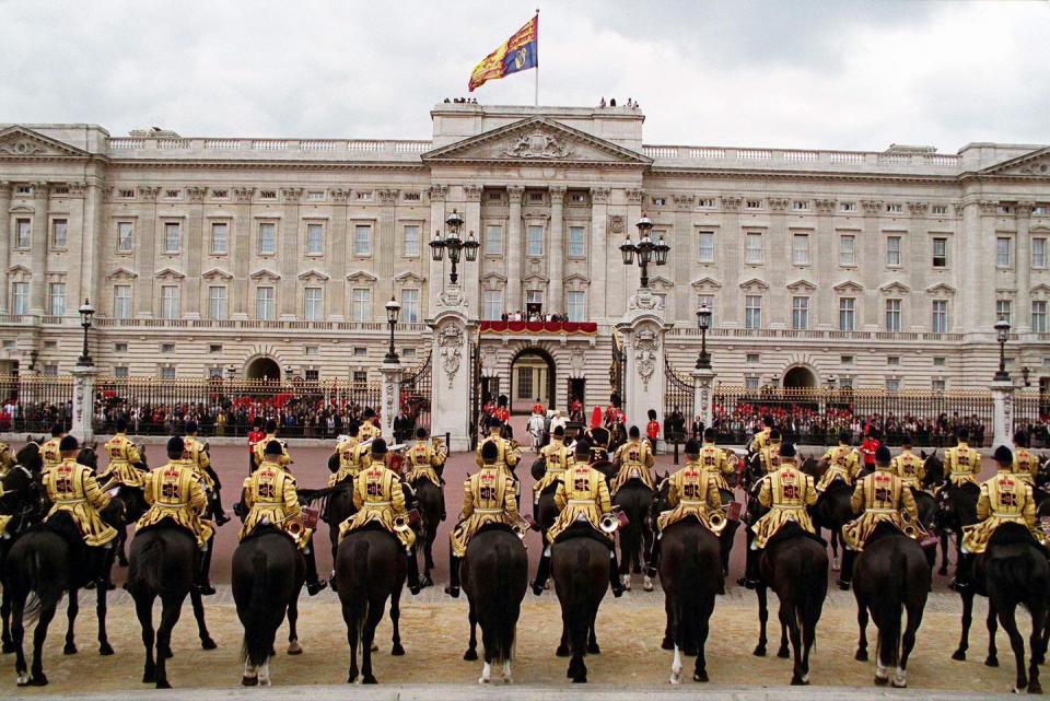 buckingham palace flypast