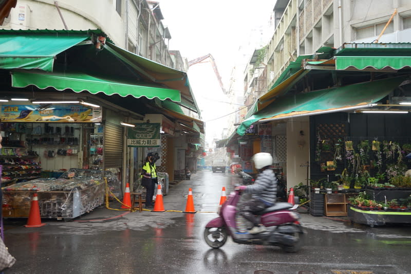 富凱大飯店拆除  後方市場正常營業 花蓮富凱大飯店因地震傾倒正在拆除，飯店後方是市 場，攤商正常營業，警方25日在現場管制，避免民眾 誤闖。 中央社記者張祈攝  113年4月25日 