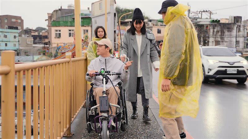 即使坐著輪椅，但何秉錡勇敢嘗試任何挑戰，拍影片記錄他完成很多人認為身障者做不到的事。（圖／記者羅正輝攝影、翻攝自椅人IG）