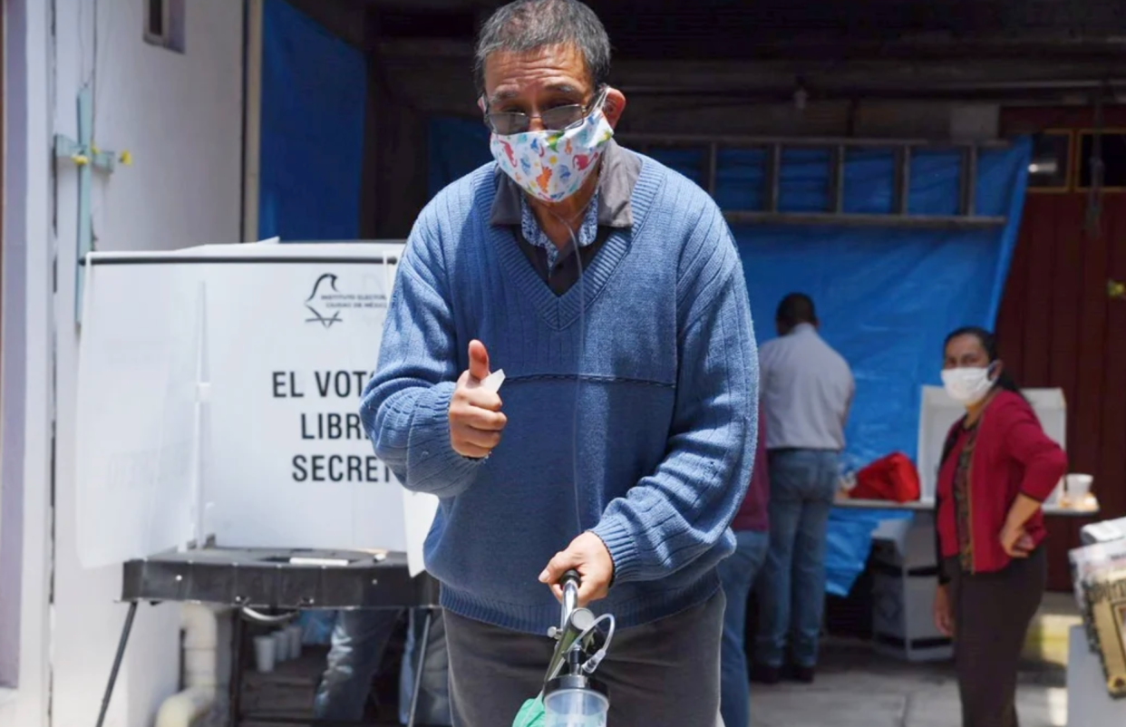 Durante casi un mes estuvo hospitalizado en Ciudad Deportiva, hoy a casi 3 meses de egresar de esa unidad médica emitió su voto en la casilla 0793 en la colonia Cuajimalpa.

