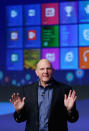 El presidente ejecutivo de Microsoft Corp, Steve Ballmer, fue el encargado de presentar todas estas novedades. "Hemos reimaginado Windows y hemos reimaginado la industria de los PC", aseguró. "Además de computadores portátiles y de escritorio, introducimos el PC como tablet. Trabaja. Juega. Tablet. PC. ¡Boom! Un producto", agregó. (Photo by Mario Tama/Getty Images)