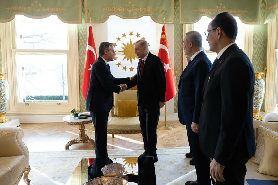 美國國務卿布林肯6日與土耳其總統艾爾段等官員碰面，盼儘速結束以哈衝突。（@SecBlinken via Twitter）