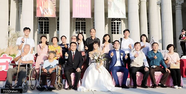 南市長黃偉哲為參加聯合婚禮的卅九對新人證婚，祝福真愛相守，扶持闖過人生難關。<br /><br />（記者李嘉祥攝）