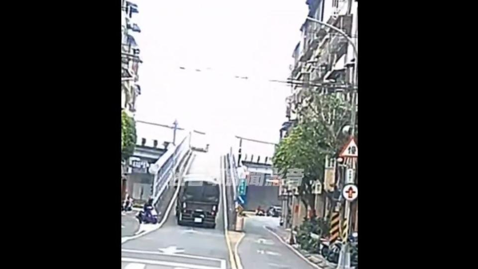 民眾拍下軍卡逆向開上快速道路匝道。（圖／翻攝社會事新聞影音）