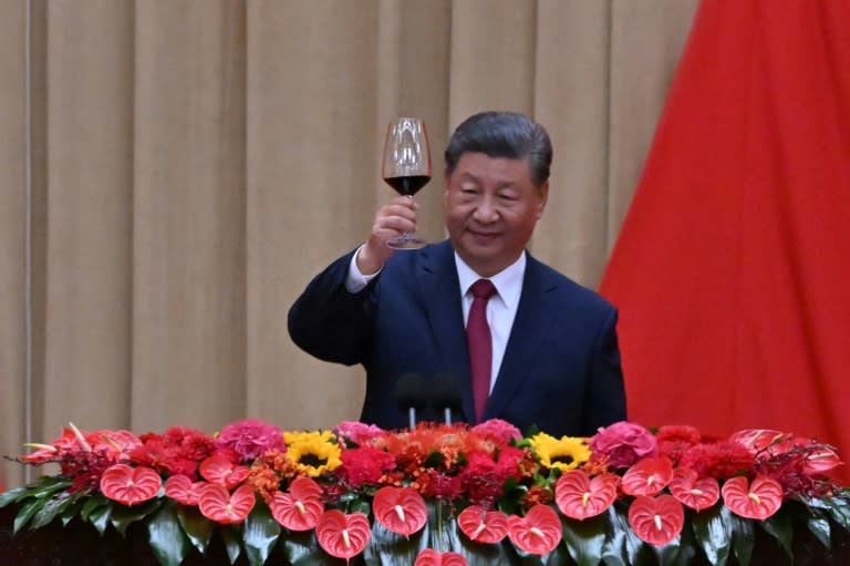 El presidente de China, Xi Jinping, brinda en una recepción en el Gran Palacio del Pueblo, en Pekín, el 30 de septiembre de 2024 (Adek Berry)