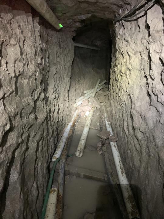 En esta fotografía sin fecha proporcionada por la Administración de Control de Drogas de Estados Unidos se muestra el túnel de contrabando más largo que se haya encontrado en la frontera suroeste de ese país, que recorre poco más de un kilómetro desde Tijuana, México, hasta San Diego. (Administración de Control de Drogas de Estados Unidos vía AP)