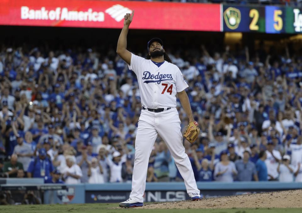 Kenley Jansen, de los Dodgers de Los Ángeles, festeja tras poner fin al quinto juego de la Serie de Campeonato de la Liga Nacional ante los Cerveceros de Milwaukee, el miércoles 17 de octubre de 2018 (AP Foto/Matt Slocum)