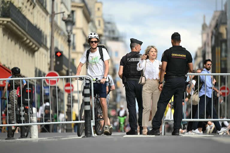 Gendarmes franceses que controlan un área restringida en el centro de París, el 23 de julio de 2024