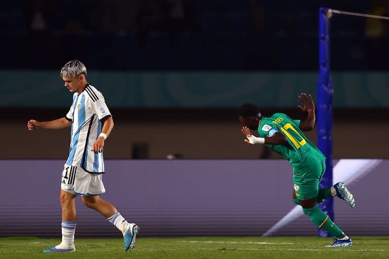 Amara Diouf celebra el primero de sus dos goles; Senegal vence a Argentina en el Mundial Sub 17