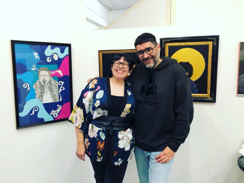 La artista Heidi Gentle Burrell se reunió con el podcaster de arte Robert Diament en la inauguración de la exposición en junio. Crédito: Jessica Rhodes Robb