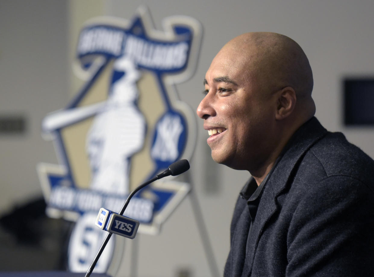 El puertorriqueño de los Yanquis de Nueva York, Bernie Williams, habla con la prensa tras presentar un logotipo relacionado al próximo retiro de su número en Monument Park, durante una conferencia previa al juego ante los Mets de Nueva York el viernes 24 de abril de 2015 en Yankee Stadium. (Foto AP/Bill Kostroun)