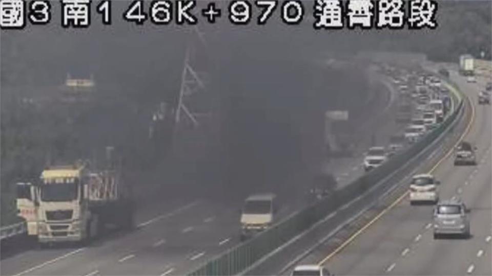 太熱了！開到一半車頭起火　國３通霄路段驚傳火燒車