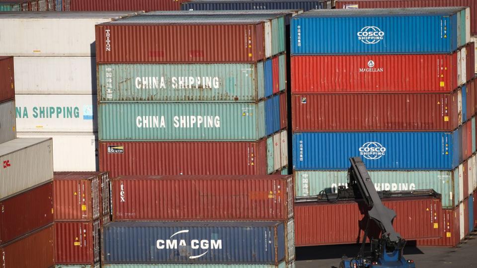 Chinesische Container im Hamburger Hafen. Immer mehr chinesische Waren kommen nach Europa.