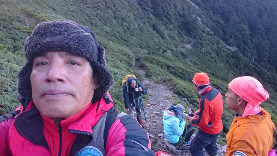 救難人員協助迷路山友。（圖片來源／玉山國家公園）
