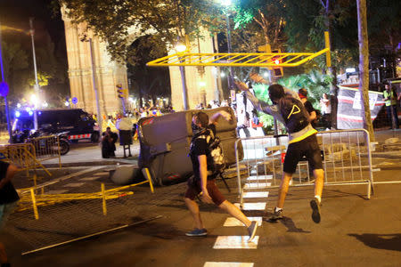 Protestors throw barricades during scuffles at the end of a demonstration on the first anniversary of Catalonia's banned October 1, 2017 independence referendum in Barcelona, Spain, October 1, 2018. REUTERS/Jon Nazca