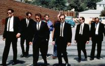 <p><span>Die Gauner in ‘Reservoir Dogs’ wollen zusammen einen großen Coup durchziehen. Um ihre Identitäten voreinander zu bewahren, benennen sie sich nach Farben. Mr. White, Mr. Orange, Mr. Blonde, Mr. Pink, Mr. Blue und Mr. Brown vermasseln ihren Plan jedoch und so kommen zumindest drei echte Namen ans Licht.</span> (Foto: ddp) </p>