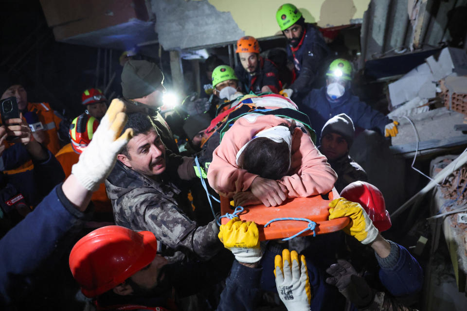 土耳其地震已超過5天，一名受困長達90個小時的婦女獲救。圖片來源： REUTERS/Umit Bektas