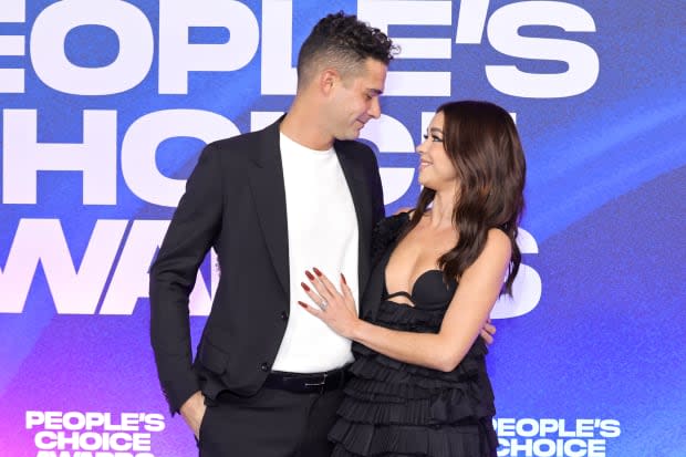 SANTA MONICA, CALIFORNIA - DECEMBER 06: (L-R) Wells Adams and Sarah Hyland attend the 2022 People's Choice Awards at Barker Hangar on December 06, 2022 in Santa Monica, California. (Photo by Amy Sussman/Getty Images )<p><a href="https://www.gettyimages.com/detail/1447274867" rel="nofollow noopener" target="_blank" data-ylk="slk:Amy Sussman/Getty Images;elm:context_link;itc:0;sec:content-canvas" class="link ">Amy Sussman/Getty Images</a></p>
