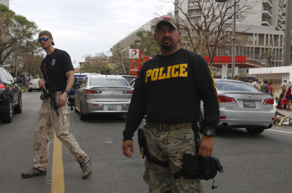 <p>Dos agentes de policía mantienen vigilancia junto una gasolinera en San Juan (Puerto Rico). Los primeros saqueos en Puerto Rico comenzaron a registrarse, en especial en la zona este de la isla, tras el paso del huracán María la semana pasada. Medios locales informan de que los actos de pillaje fueron visibles en los municipios del este, en especial en los de Luquillo, Fajardo y Humacao, donde fue necesaria la intervención de las fuerzas de seguridad para restablecer el orden. EFE/Thais Llorca </p>