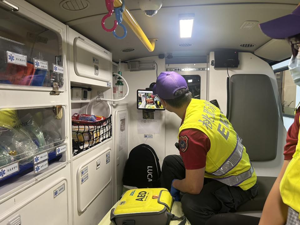 遠傳電信今年3月捐贈一套價值75萬元的5G救護車緊急醫療設備給予消防局，並配置於新屋分隊。圖：消防局提供