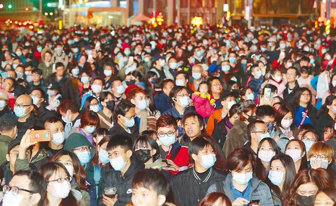 新冠肺炎疫情升溫，不少人戴著口罩出門。圖為台北燈節吸引大批民眾到場參觀。（本報資料照片）