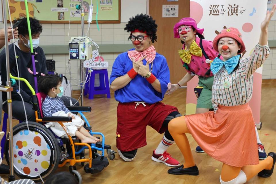 紅鼻子醫生為花蓮慈濟醫院兒科病房住院中的孩子帶來歡樂。（花蓮慈濟醫院提供）
