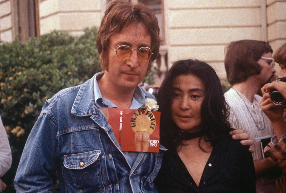 John Lennon e Yoko Ono al Festival di Cannes, 18 maggio 1971. (AP Photo/Michel Lipchitz)