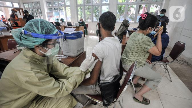 Petugas medis menyuntikkan vaksin COVID-19 kepada warga saat vaksinasi di Kantor Kelurahan Ancol, Jakarta, Kamis (17/6/2021). LMK Kelurahan Ancol menargetkan vaksinasi COVID-19 dapat diterima oleh 400 orang per hari. (merdeka.com/Iqbal S. Nugroho)