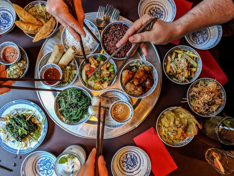 Stäbchen legt man beim Essen, wenn man sie nicht braucht, flach auf den Beistellteller, steckt sie aber niemals in die Reisschale. Denn das gilt als Unglückbringer. - Copyright: Getty/Katrin Sauerwein/EyeEm