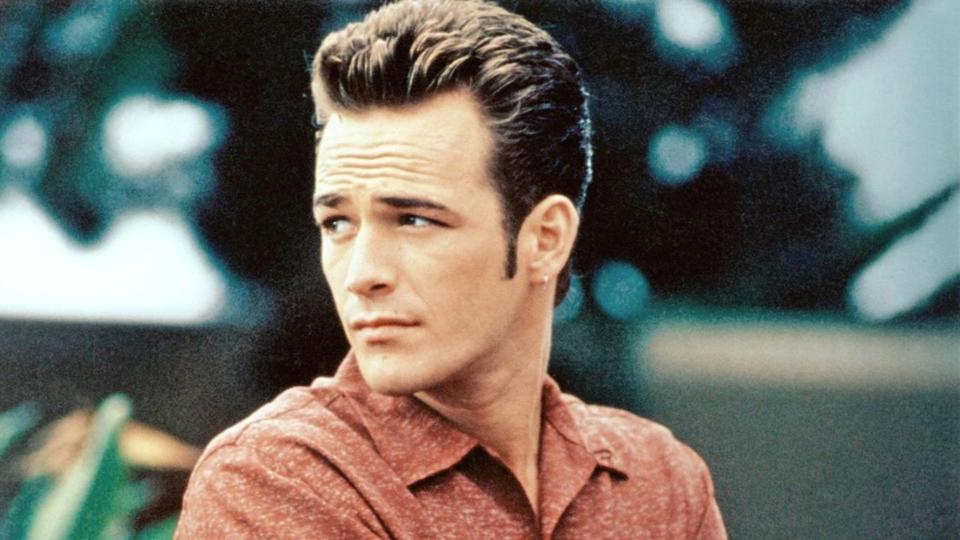 <p>Luke Perry debutó en la interpretación en los años 80, aunque no lo tuvo nada fácil para convertirse en actor profesional. De hecho, realizó otros trabajos durante su juventud como el de vendedor de zapatos o el de obrero de la construcción. (Foto: FOX). </p>