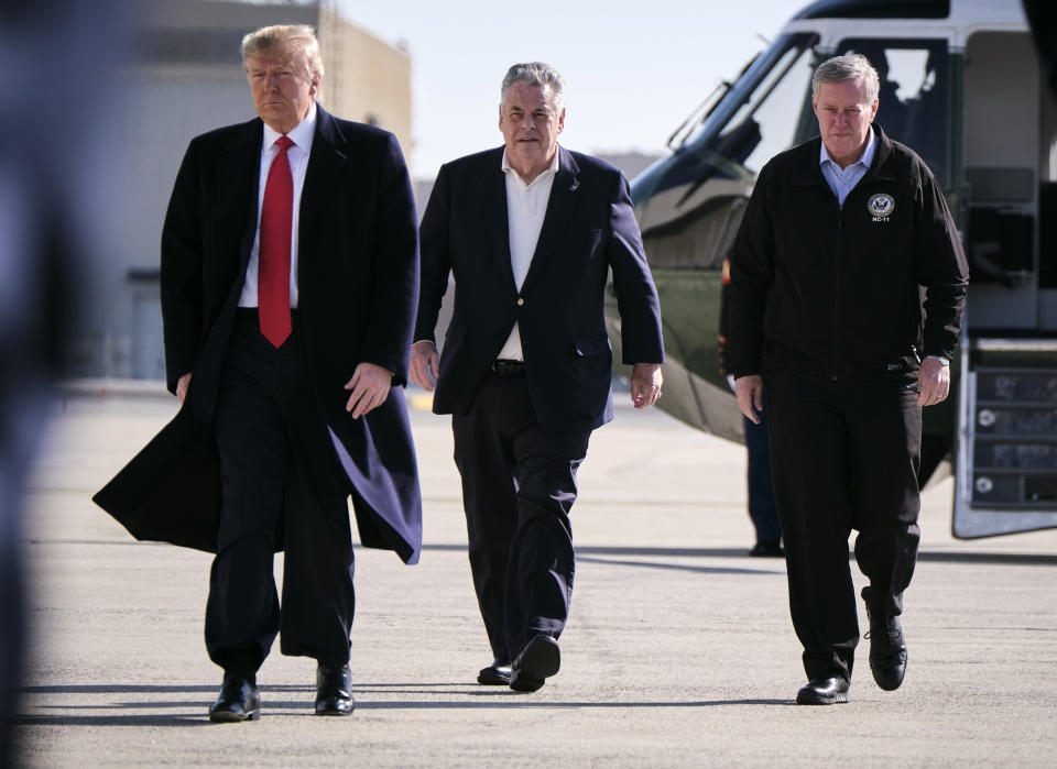 En primer plano, desde la izquierda: el presidente Donald Trump, el representante republicano de Nueva York Peter King y el representante republicano de Carolina del Norte Mark Meadows descienden del Air Force One en la Base Conjunta Andrews, en Maryland, el 3 de noviembre de 2019. (T.J. Kirkpatrick/The New York Times)