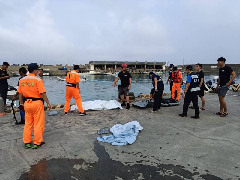 屏東縣小琉球18日發生2名男子潛水失蹤，海巡署、警消持續進行搜救，不料19日上午7時許，在水面找到2名男子，但均已明顯死亡。（圖／消防局提供）