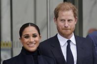 ARCHIVO - Meghan Markle y el príncipe Enrique posan tras visitar el observatorio en One World Trade en Nueva York, el 23 de septiembre de 2021. La duquesa de Sussex ganó el más reciente capítulo de su larga batalla legal para proteger su privacidad después de que un diario británico publicara parte de una carta que le escribió a su padre en 2018, después de casarse con el príncipe Enrique. La Corte de Apelaciones en Londres refrendó un fallo de la Corte Superior emitido en febrero sobre que la editorial de The Mail on Sunday y el sitio MailOnline violaron su privacidad. (Foto AP/Seth Wenig, archivo)