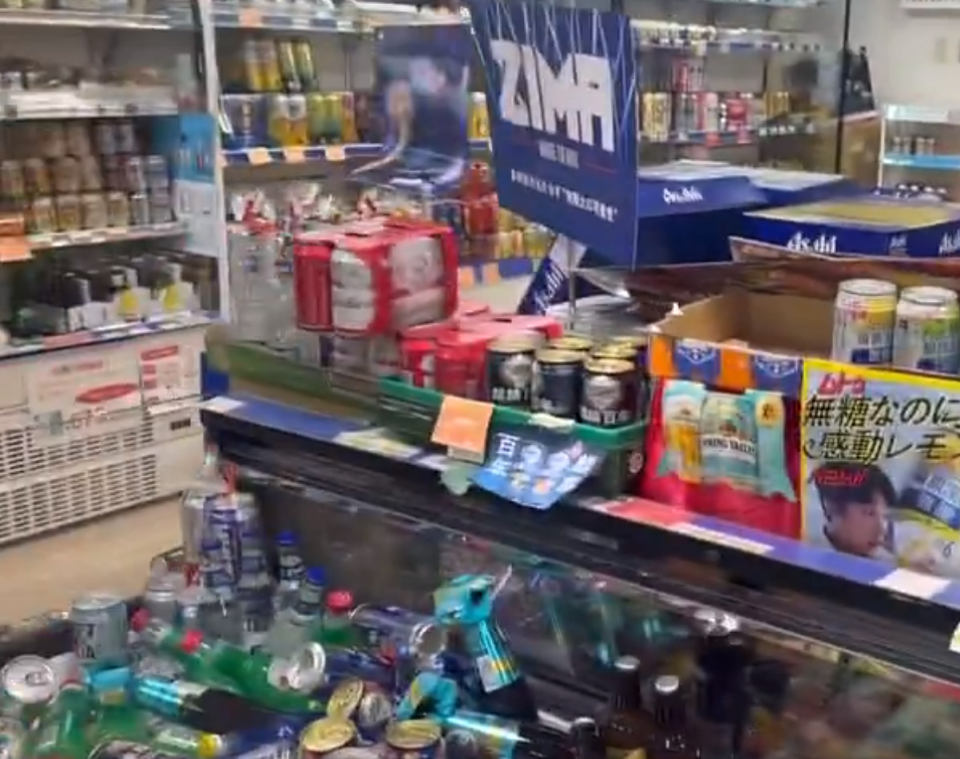 石川縣外海發生強震，網友貼出地震當下商店內物品倒了一堆。翻攝X@bakusai_com
