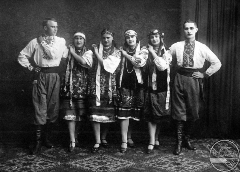 Mykhailo Teliha (first from right) and Olena Shovgenova (2nd) at Vasyl Avramenko's Ukrainian dance class in Podebrady, Czechoslovakia, 1925. (Kharkiv region Central State Audiovisual and Electronic Archive)