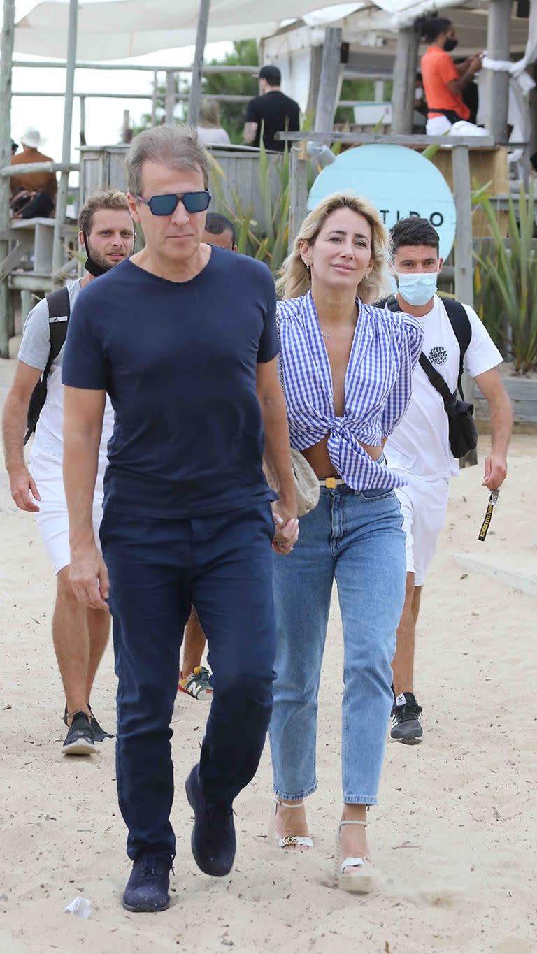 Martín Redrado y Lulu ,junto al hijo de él con su novia, estuvieron almorzando en José Ignacio ,en un día que no daba para playa.