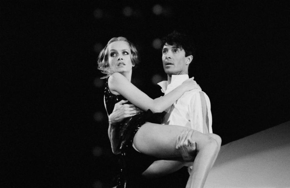 English model, actress, and singer Twiggy performing S'Wonderful with American actor, dancer, singer, theatre director, producer, and choreographer Tommy Tune in the musical 'My One and Only' at the St James Theatre, Broadway, New York City, US, 7th November 1983. (Photo by Fresco/Daily Express/Hulton Archive/Getty Images)