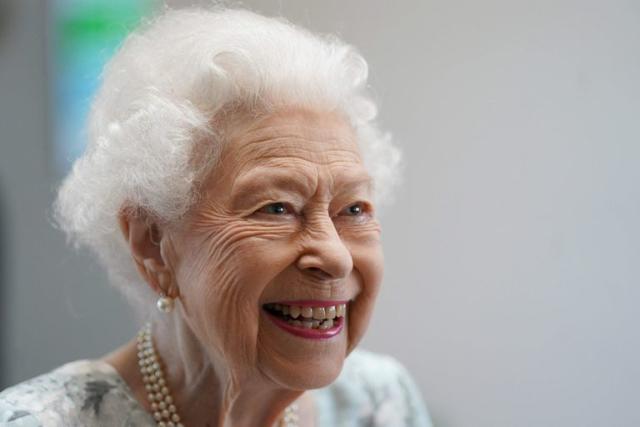 La reina Isabel II de Gran Bretaña sonríe durante una visita para inaugurar oficialmente el nuevo edificio del Thames Hospice en Maidenhead, Berkshire, el 15 de julio de 2022