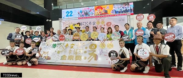 苗栗縣長珠東錦（後排中）歡迎全國鄉親遊客到苗栗「親山水、泡好湯、嚐美食」，來一場身心放鬆的小旅行。<br /><br />（記者江乾松攝）