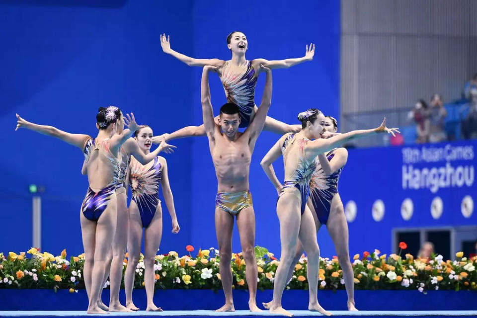中國選手男選手石浩璵（中）參加水上芭蕾團體賽的比賽。法新社