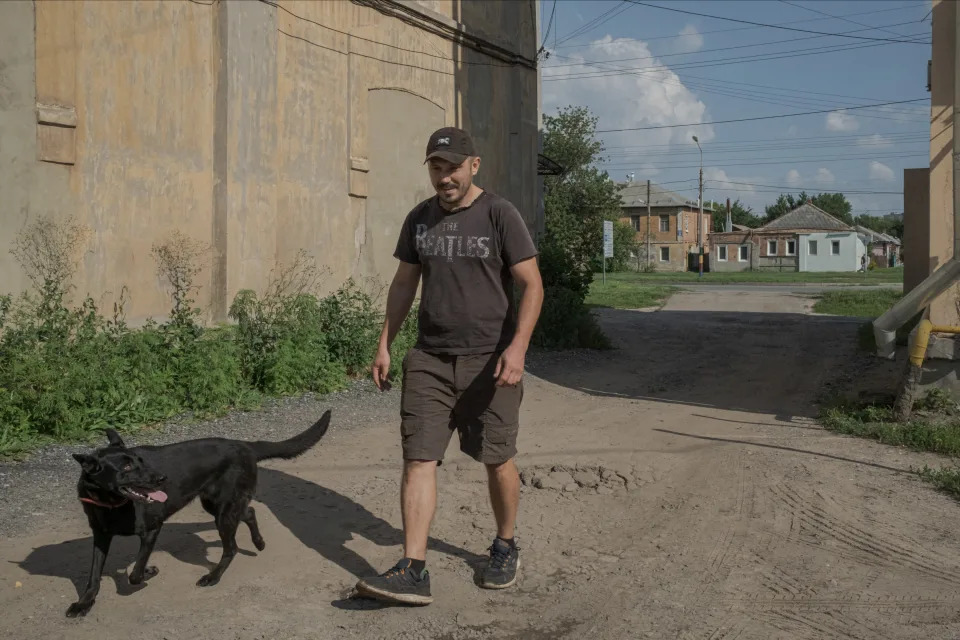 Vasiliy, quien fue golpeado y sometido a descargas eléctricas durante interrogatorios y es uno de los pocos ucranianos que regresa a casa después de estar detenido en Rusia, cerca de donde trabaja en Járkov, Ucrania, el 27 de julio de 2022. (Mauricio Lima/The New York Times)

