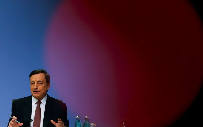 FOTO DE ARCHIVO: El presidente del Banco Central Europeo (BCE), Mario Draghi, en una rueda de prensa en la sede del BCE en Fráncfort