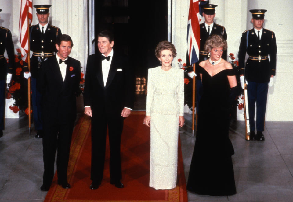 El príncipe Carlos, príncipe de Gales (izquierda) y Diana, princesa de Gales (derecha), posan para una fotografía durante una visita oficial al presidente Ronald Reagan y la primera dama Nancy Reagan, previo a una recepción en la Casa Blanca en noviembre de 1985 (Getty Images)