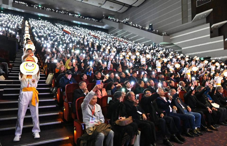 ▲2024年3月3日太極門於台北國際會議中心舉辦「鳳翔寰宇 點亮和平之光——感恩祈福紀念音樂會」，以手機「點亮心燈」形成璀璨的光海。（記者李欣翻攝）