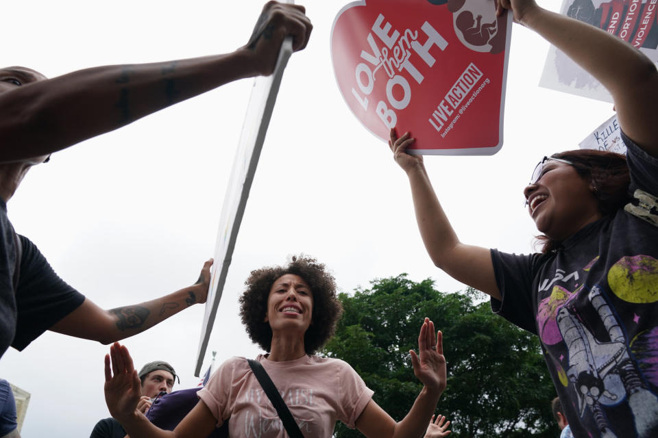 Enfrentamiento de activistas frente a la Corte Suprema de Estados Unidos el 27 de junio, días después de que esta eliminara el derecho constitucional al aborto. El fallo contrasta con las recientes decisiones de los altos tribunales de México y Colombia, que han avanzado en la despenalización del aborto. Shuran Huang/The New York Times